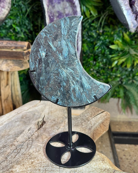 Arfvedsonite with garnet moon on stand