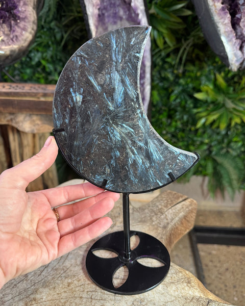 Arfvedsonite with garnet moon on stand