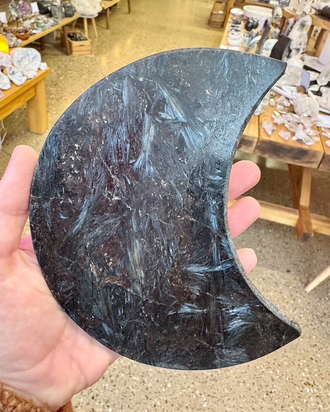 Arfvedsonite with garnet moon on stand