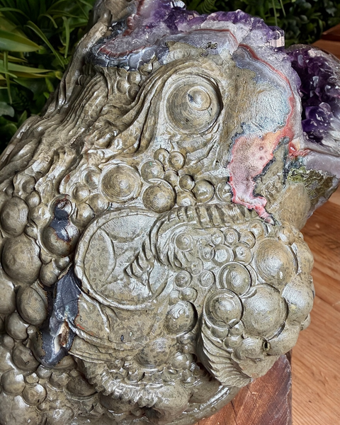 Amethyst money toad / frog carving