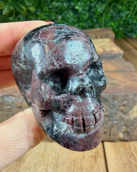 Garnet arfvedsonite skull carvings