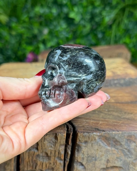 Garnet arfvedsonite skull carvings
