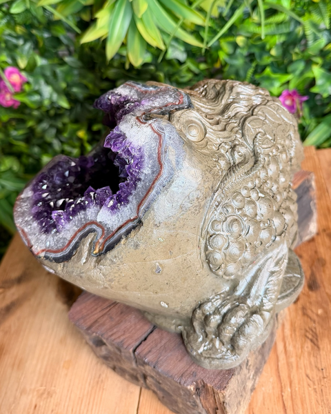 Amethyst money toad / frog carving