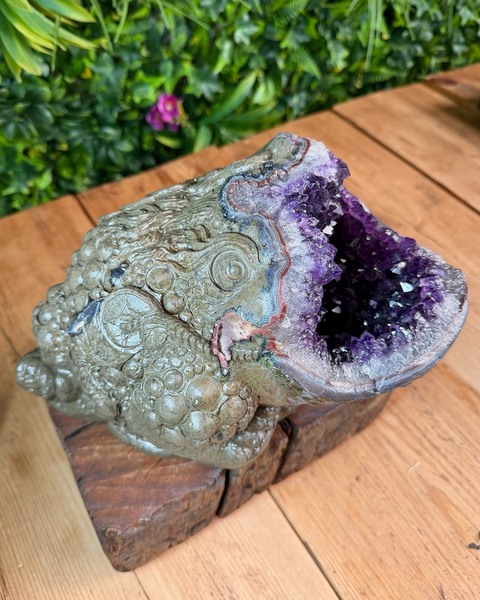 Amethyst money toad / frog carving