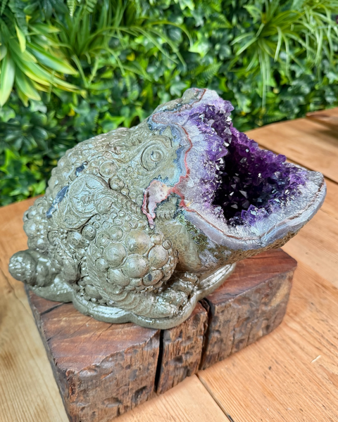 Amethyst money toad / frog carving
