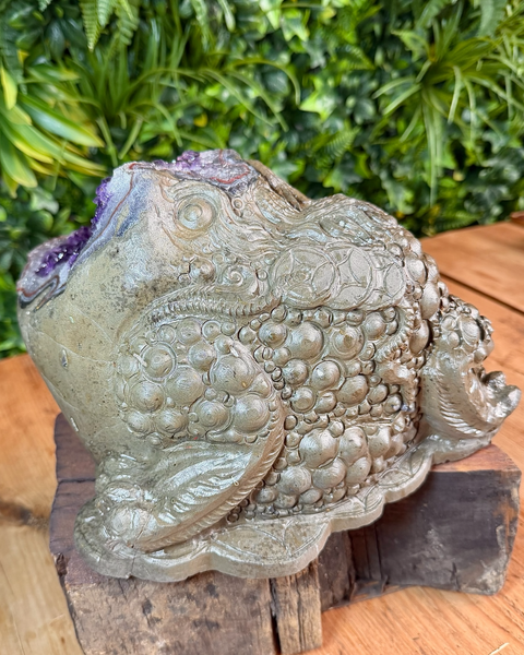 Amethyst money toad / frog carving