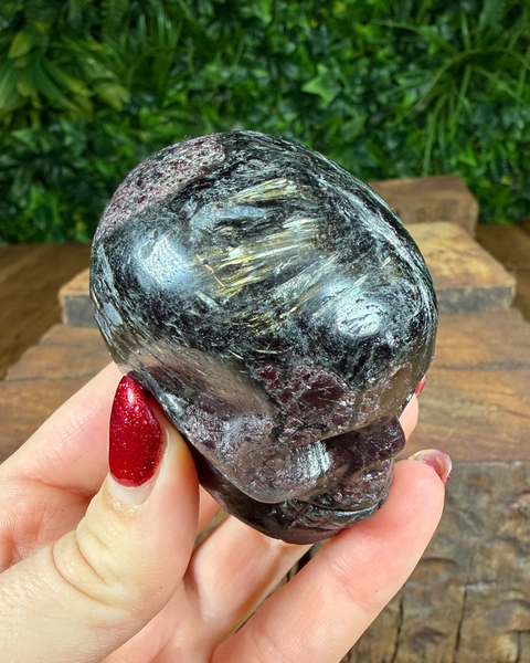 Garnet arfvedsonite skull carvings