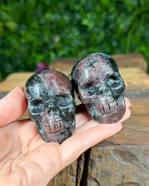 Garnet arfvedsonite skull carvings