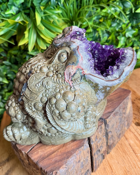 Amethyst money toad / frog carving
