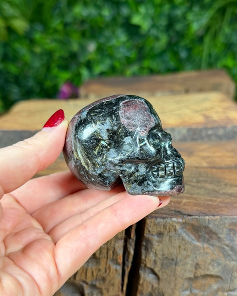 Garnet arfvedsonite skull carvings