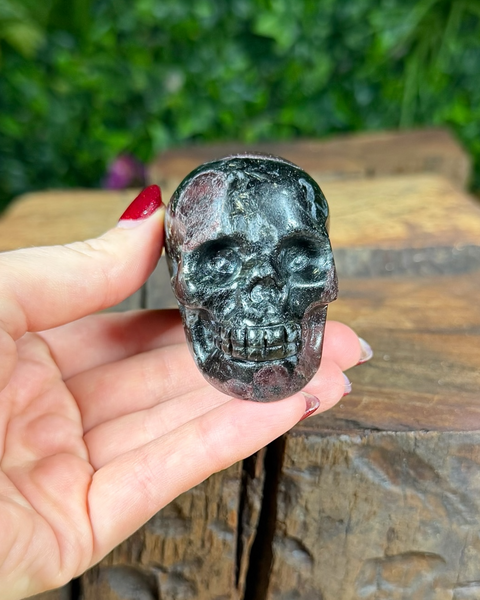 Garnet arfvedsonite skull carvings