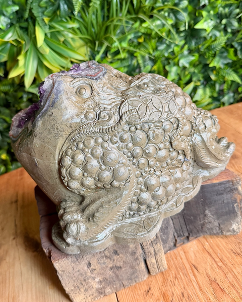 Amethyst money toad / frog carving