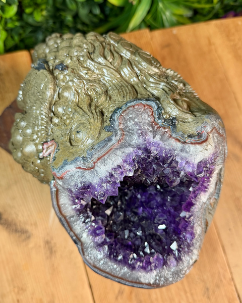 Amethyst money toad / frog carving