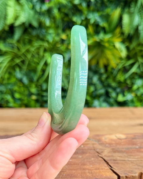 Side view of aventurine horse shoe carving