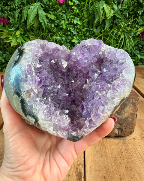 Amethyst heart on stand AMH1