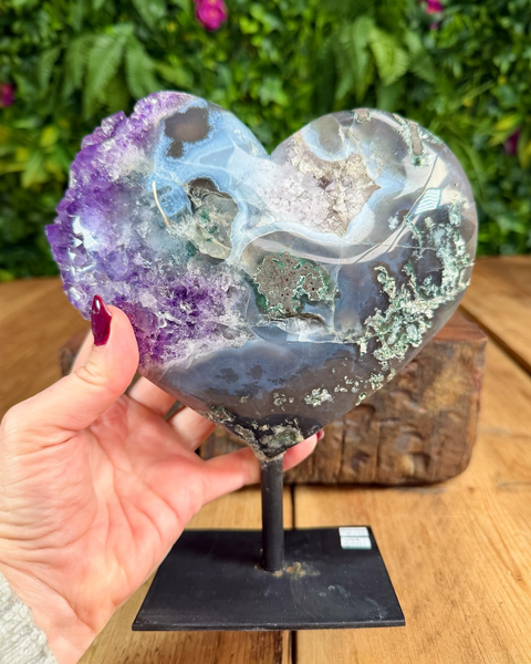 Amethyst heart on stand AMH5