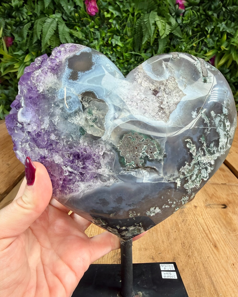 Amethyst heart on stand AMH5