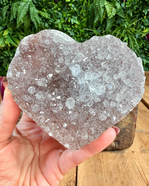 Amethyst heart on stand AMH6