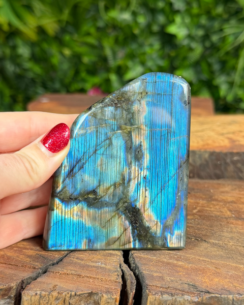 Flashy labradorite freeform crystal with rainbow colours